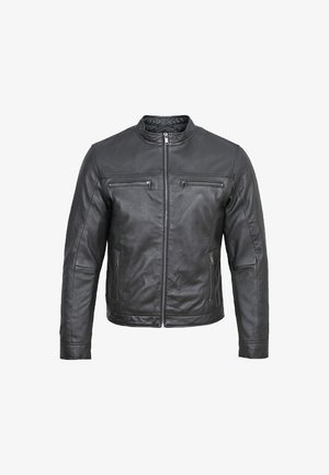 Zwarte leren jas met een staande kraag, ritssluiting aan de voorkant en twee ritszakken op de borst, met een gladde textuur en een getailleerde pasvorm.