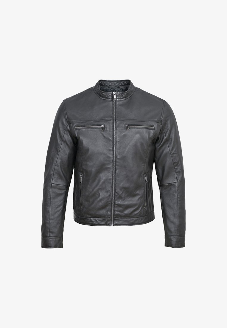 Chaqueta de cuero negra con cuello alto, cierre frontal con cremallera y dos bolsillos en el pecho con cremallera, que presenta una textura suave y un corte entallado.