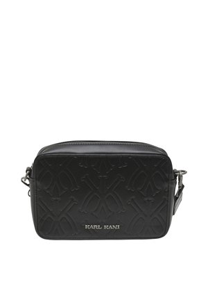 Bolso bandolera sintético negro con logo en relieve, forma rectangular, herrajes plateados, correa ajustable y cierre con cremallera.