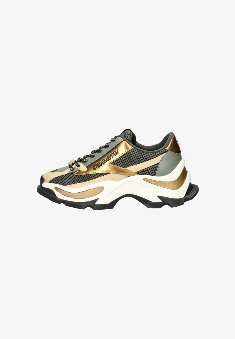 Klumpige Sneaker aus einem Mix aus Netz- und Synthetikmaterialien, hauptsächlich in Gold, Schwarz und Grün. Dicke schwarze und weiße Sohle.