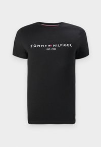 Musta lyhythihainen crew neck -t-paita, jossa on teksti "Tommy Hilfiger EST. 1985" ja pieni punavalkosininen lippulogo rinnassa.