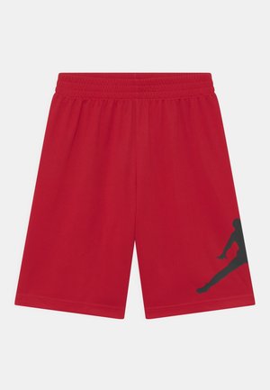 Røde atletikshorts med elastisk taljebånd og en sort silhuetlogo af en person, der hopper, på det nederste højre ben.