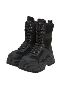 Zwarte enkellaarzen met een chunky platform, gemaakt van een mix van suede en textiel. Vetersluiting met metalen accenten.