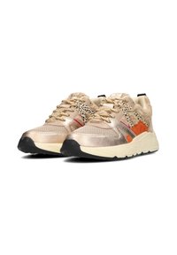 Baskets de sport métalliques dorées avec une tige texturée, des accents orange et rose, et un détail en fourrure beige, présentant un onglet au talon noir et une semelle en caoutchouc.