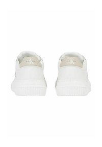 Sneakers bianchi con suola testurizzata, tomaia in pelle liscia e accenti beige sul tallone. Presentano un dettaglio del logo sul retro.