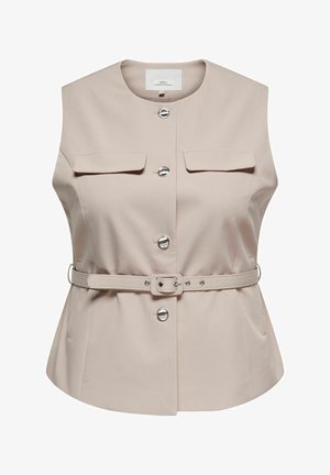 Ujjatlan bézs mellény kerek nyakkal, négy ezüst gombbal, patentos mellzsebbel és hozzáillő derékszíjjal, téglalap alakú csattal.