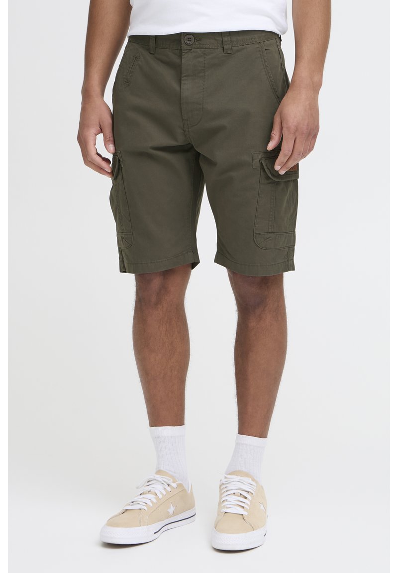 Shorts cargo vert olive avec une fermeture à bouton, plusieurs poches latérales et une coupe droite, fabriqués en tissu en coton résistant.