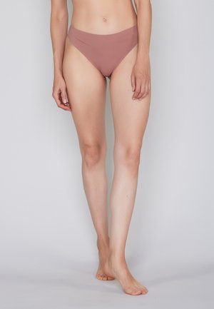 Brauner Bikini-Slip mit hohem Schnitt, glatter Textur und breitem Bund. Verfügt über einen minimalistischen Stil ohne sichtbare Muster oder Akzente.