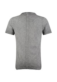 Camiseta gris de manga corta confeccionada en tela suave, con un escote redondo y un diseño liso en la parte posterior con una textura sutil.