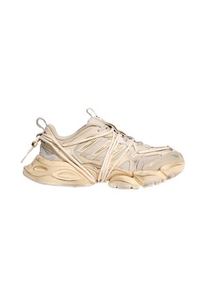 Scarpa sportiva beige con suola spessa e più lacci incrociati sulla tomaia, su sfondo bianco.