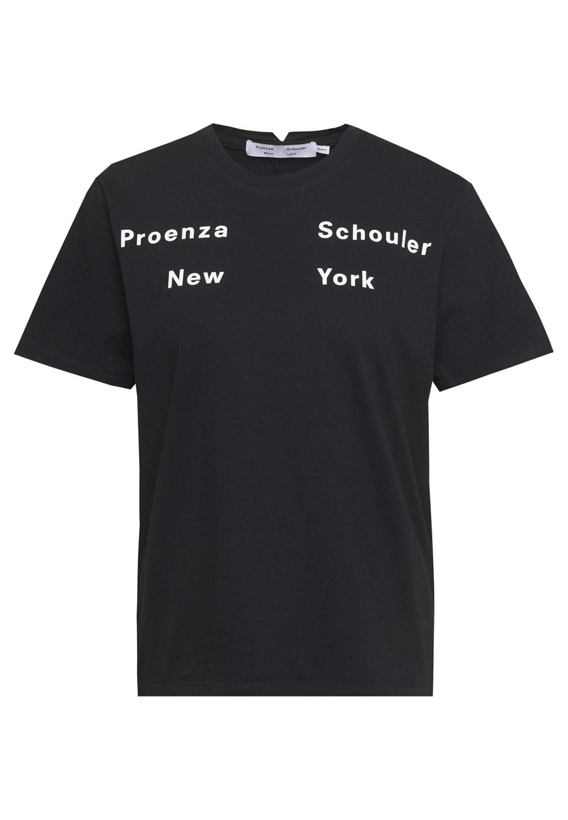 Svart bomullströja med vit text "Proenza", "Schouler", "New" och "York" i varierande placeringar. Klassisk rund halsringning och korta ärmar.