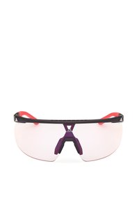 Sportsonnenbrille mit schwarzem Rahmen, lila Brücke und roten Gummidetails. Große, klare Gläser mit einem umschließendem Design für besseren Schutz.