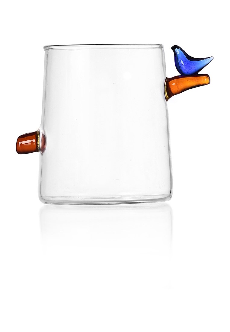 Przezroczysty szklany kubek o zaokrąglonym kształcie. Posiada pomarańczowy uchwyt i akcent w postaci niebieskiego ptaka na brązowej gałęzi. Gładka tekstura, nowoczesny design.