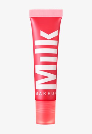 Rode tubo van make-up met een glanzende afwerking, voorzien van vetgedrukt witte tekst "MILK MAKEUP." De dop is lichtroze met een ribbelachtige textuur.