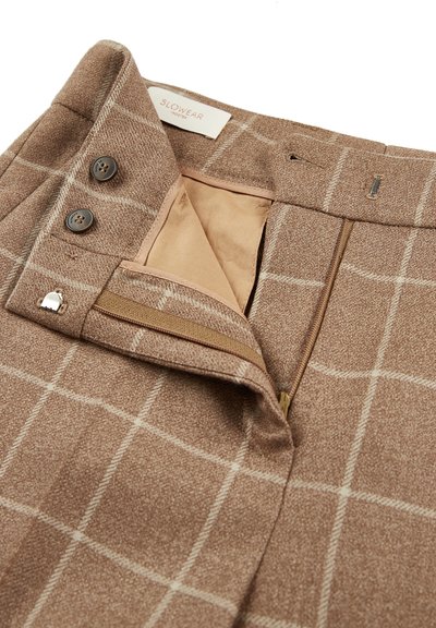 Bruine geruite broeken van een gestructureerde stof, met twee bruine knopen, een ritssluiting en een beige voering aan de binnenkant van de taille.