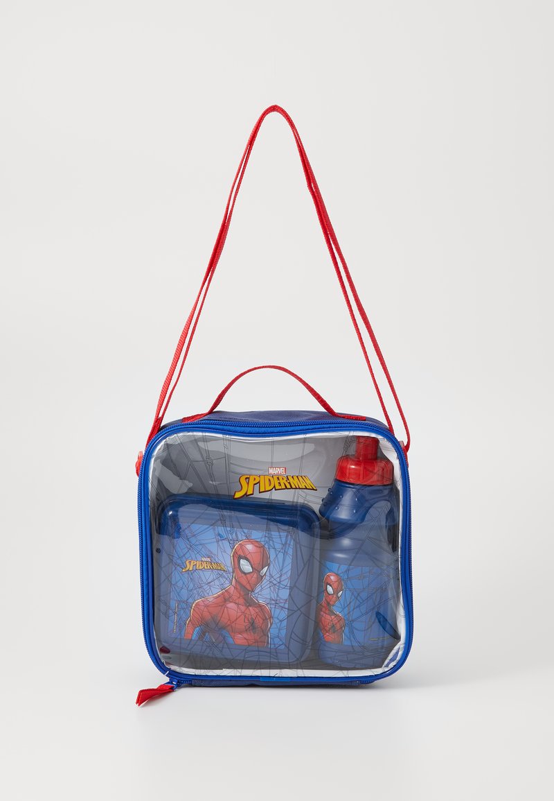 Läpinäkyvä lounastasku, jossa on sinisiä ja punaisia yksityiskohtia, esittää Spiderman -kuvion ja verkkokuvion. Mukana on myös yhteensopiva vesipullo ja säilytysrasia.