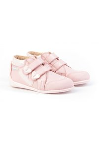 Zapatos infantiles rosa con parte superior sintética texturizada, detalles blancos y dos correas ajustables de Velcro. Punta redondeada y suela de goma.