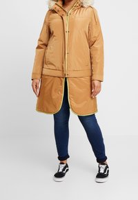 CAPSULE by Simply Be Parkaer - camel