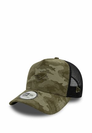 Capp mit Camouflage-Muster aus Cordstoff und Netzgewebe. Olivgrün mit schwarzen Netzseiten. Mit einem runden Logo-Patch auf der Vorderseite.