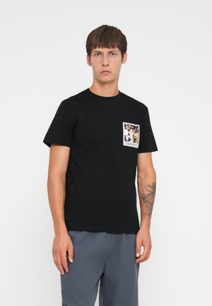 Black cotton t-shirt featuring a front pocket print with a multicolored photo. Classic crew neck and short sleeves, regular fit.