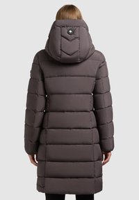 Mørkegrå dunjakke med hætte, der har et chevronmønster, lynlåsede lommer og et logoakcent på ryggen. Kviltet design for isolering.