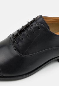 Pier One Derbies & Richelieus - black