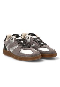 Zapatillas de ante gris con acentos de cuero blanco, cordones negros y un talón texturizado en negro. Suela de goma con un acabado marrón. Forro interior suave.