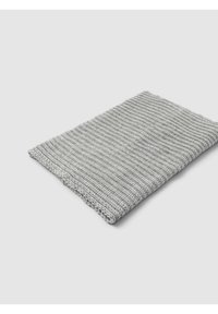 Tessuto a maglia grigio, forma rettangolare, con una trama a coste. Materiale morbido e flessibile con un motivo di tessitura uniforme in tutto.