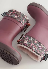 Bottes en caoutchouc violettes avec un revers en tissu floral et une doublure en fourrure. Les caractéristiques incluent des cordons de serrage ajustables et une semelle texturée pour une meilleure adhérence.