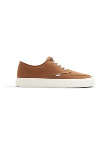 Sneaker in tela marrone a bassa top, con lacci bianchi e una suola bianca spessa, caratterizzata da un piccolo tag del marchio "Element" sul lato.