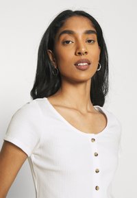 Monki QUINNY TOP 2 PACK - T-shirt estampada - yellow medium dusty/white