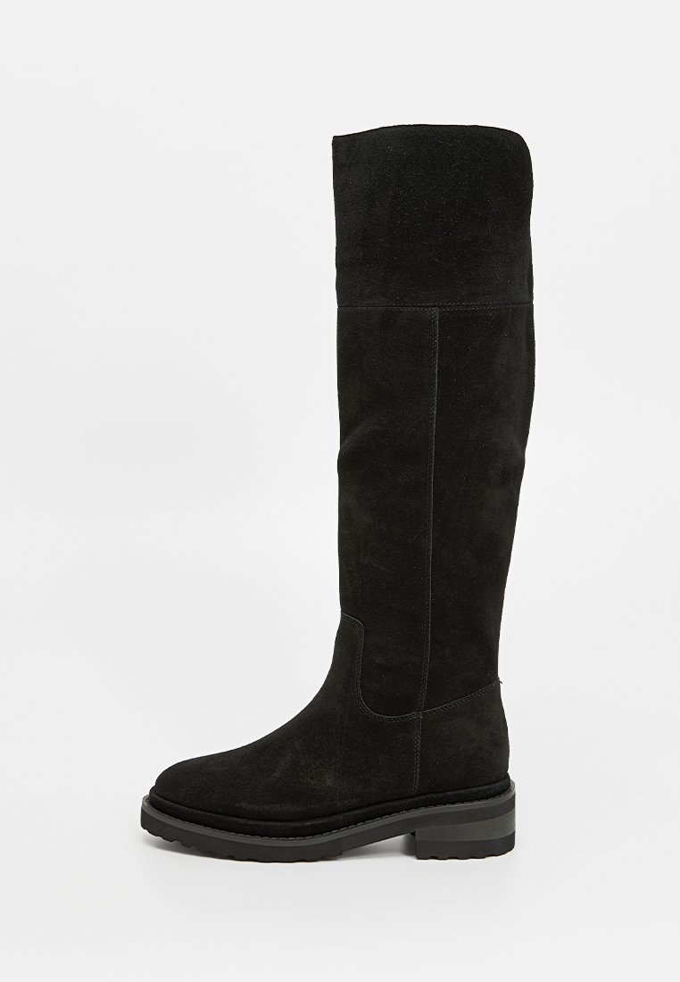 Schwarze Wildlederstiefel über dem Knie mit flacher Gummisohle, runder Zehenform und minimalen Nähten. Der Schaft ist glatt und schlank.