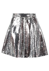 Minifalda de lentejuelas plateadas con un diseño acampanado, que presenta una cintura ajustada y una superficie brillante y reflectante que crea una apariencia texturizada.