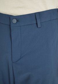 Dockers Heren Go Airweave Chino Slim Active Pants, blauw (ombre blue), 31W / 30L