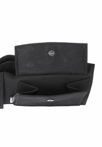 Portefeuille noir avec rabat ouvert révélant un compartiment principal vide et deux poches latérales, sécurisé par une fermeture à bouton-pression.