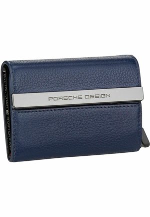 Navy-blauer Lederkartenhalter mit einem silbernen Metallband, auf dem "PORSCHE DESIGN" eingraviert ist. Glatte Textur mit rechteckiger Form.
