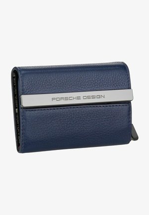 Navy-blauer Lederkartenhalter mit einem silbernen Metallband, auf dem "PORSCHE DESIGN" eingraviert ist. Glatte Textur mit rechteckiger Form.