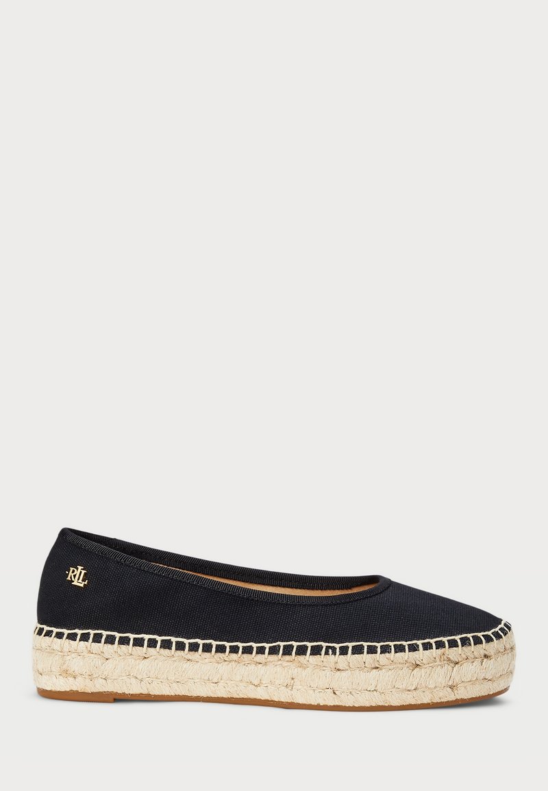 Espadrille plate en toile noire avec semelle en jute tressée et petit logo doré RLL au talon.