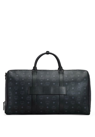 Bolsa de viaje de piel negra con asas, que presenta una superficie texturizada y un sutil patrón repetido con el logo de MCM.
