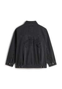 Zwarte denimjack met lange mouwen en een geborduurde achterkant met een ontwerp dat lijkt op skelethanden. Knopsluiting aan de onderkant.