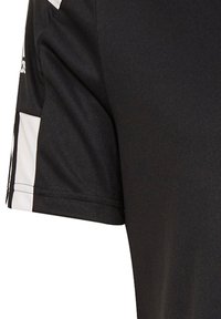 Zwart sportshirt gemaakt van synthetische stof, met korte mouwen, een ronde kraag en witte accenten langs de schouder.