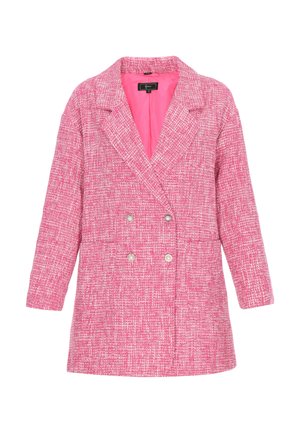 Różowy płaszcz dwurzędowy wykonany z tkaniny o fakturze, z klapą z wycięciem, dwoma przednimi kieszeniami oraz kontrastową podszewką wewnętrzną.