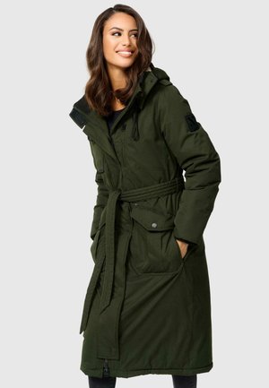 Lange groene parka met een ceintuur, capuchon en meerdere zakken. Voorzien van een ritssluiting en knoopsluiting, gemaakt van een duurzame, gestructureerde stof.