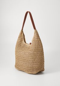 Tkany słomiany worek na ramię z brązowymi skórzanymi uchwytami; miękka, teksturowana powierzchnia; kształt hobo; otwarta góra umożliwiająca łatwy dostęp.