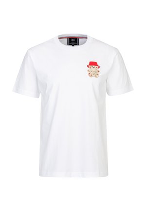 Weißes kurzärmeliges T-Shirt mit kleinem Teddybär, der eine rote Mütze trägt, auf der linken Brustseite gedruckt.