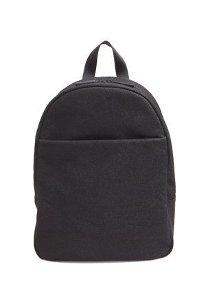 Mochila negra con una parte superior redondeada, tela texturizada, compartimento principal con cremallera y un bolsillo frontal. Incluye un asa superior para llevar.