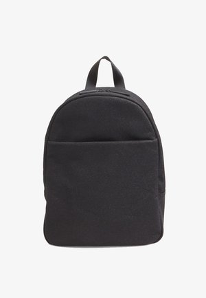 Mochila negra con una parte superior redondeada, tela texturizada, compartimento principal con cremallera y un bolsillo frontal. Incluye un asa superior para llevar.