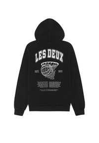 Μαύρο φούτερ με κουκούλα και τσέπη καγκουρό, με λευκό γραφικό μπάσκετ και κείμενο στην πλάτη, κατασκευασμένο από μαλακό υλικό.