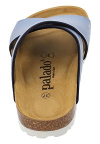 Blå och marinblå slip-on sandal med en korkfotbädd, texturerad innersula och vit yttersula. Har en minimalistisk design med korskorsade remmar.