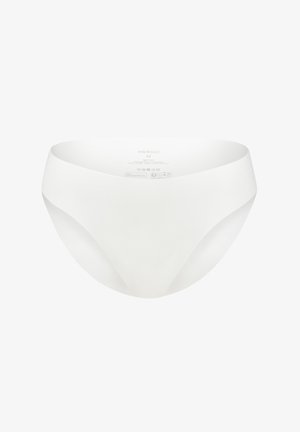 Weiße nahtlose hochgeschnittene Damenunterwäsche aus glattem Stretchstoff, flach auf einem weißen Hintergrund präsentiert.